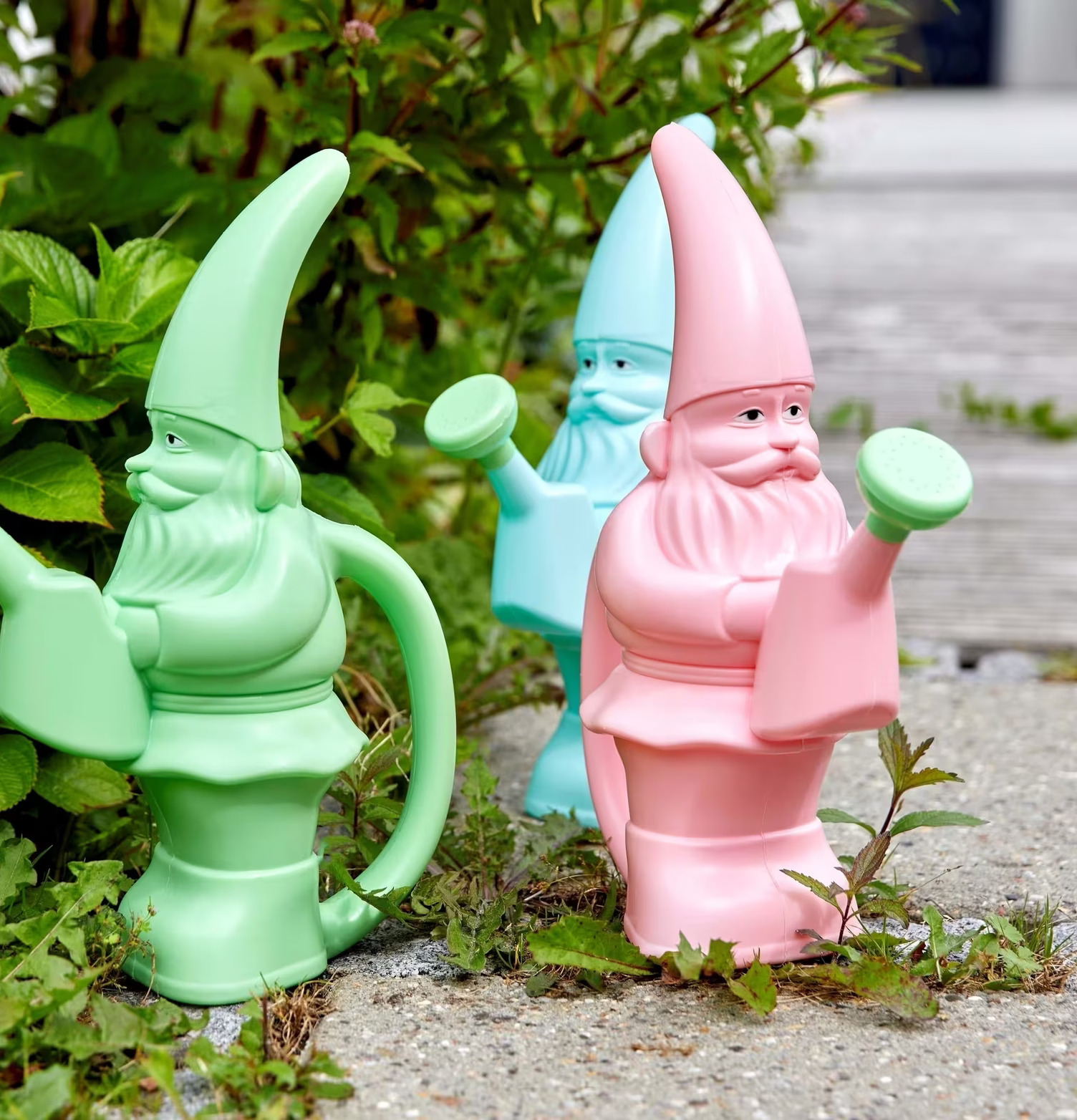 Vattenkanna Gnome Soft Pink från Rice i trädgårdsmiljö