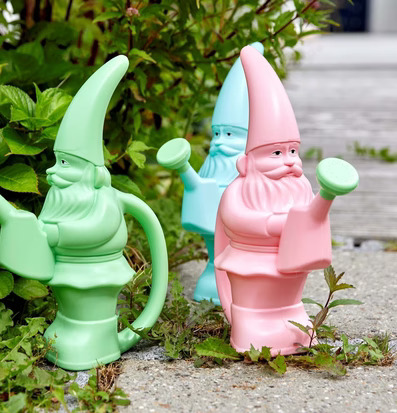 Foto av charmiga vattenkannor i trädgårdsmiljö