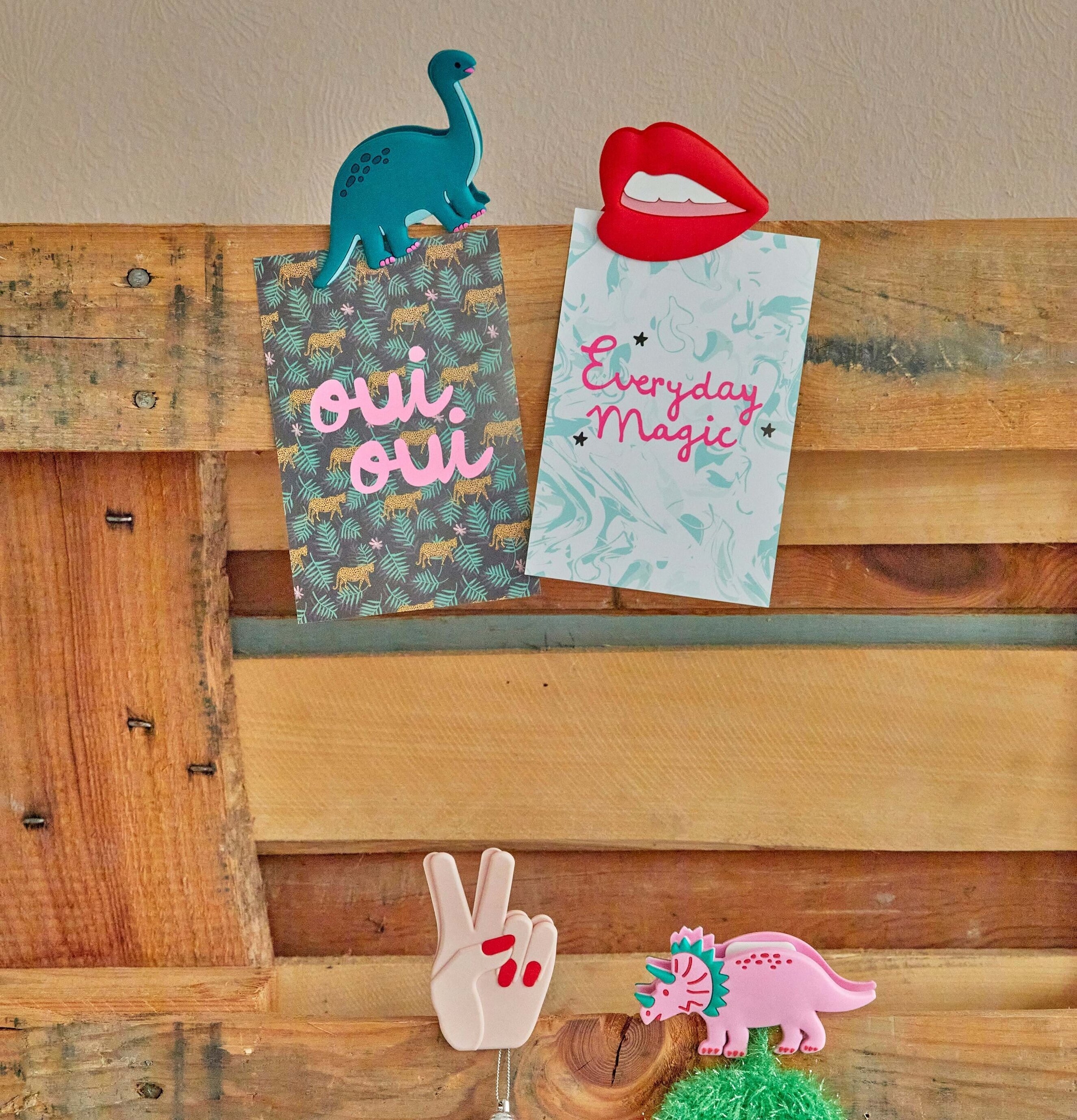 Påsklämmor Silikon Rosa/Blå från Rice på rustik vägg