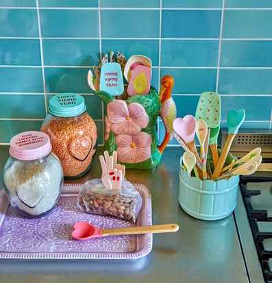 Foto av färgglatt och lekfullt kök med detaljer