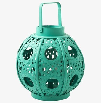 Foto av rund ljuslykta med flätat mönster och handtag