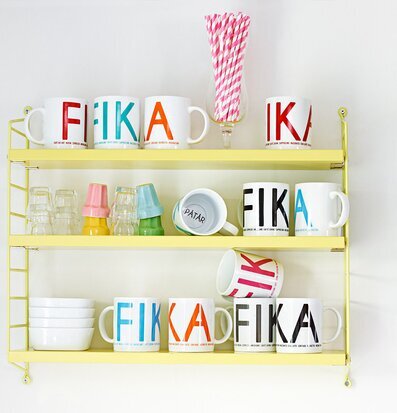 Bild av färgglad och organiserad kökshylla för fika