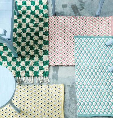 Bild av livfull miljö med färgglada dörrmattor