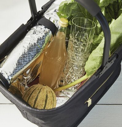 Bild av stilfull picknickkorg med somriga ingredienser