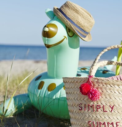 Bild: Somrig strandscen med uppblåsbar tiger