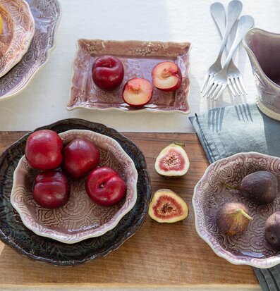 Bild av eleganta keramikfat med frukt och citroner