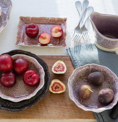 Bild av harmonisk dukning med lavendelfärgade detaljer