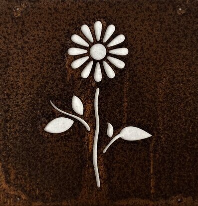 Bild av rustik dekorationsskylt med blomdesign