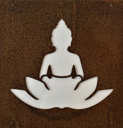 Bild av stiliserad Buddha-silhuett mot rostig bakgrund