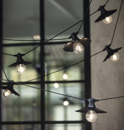 Foto av elegant ljusslinga i utomhusmiljö