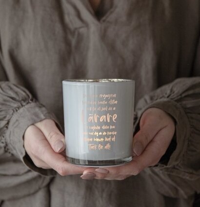 Bild av stilren ljuslykta med varm och personlig känsla