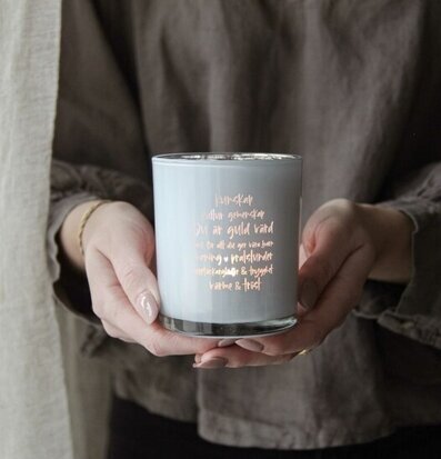 Bild av ljuslykta med kärleksfullt budskap