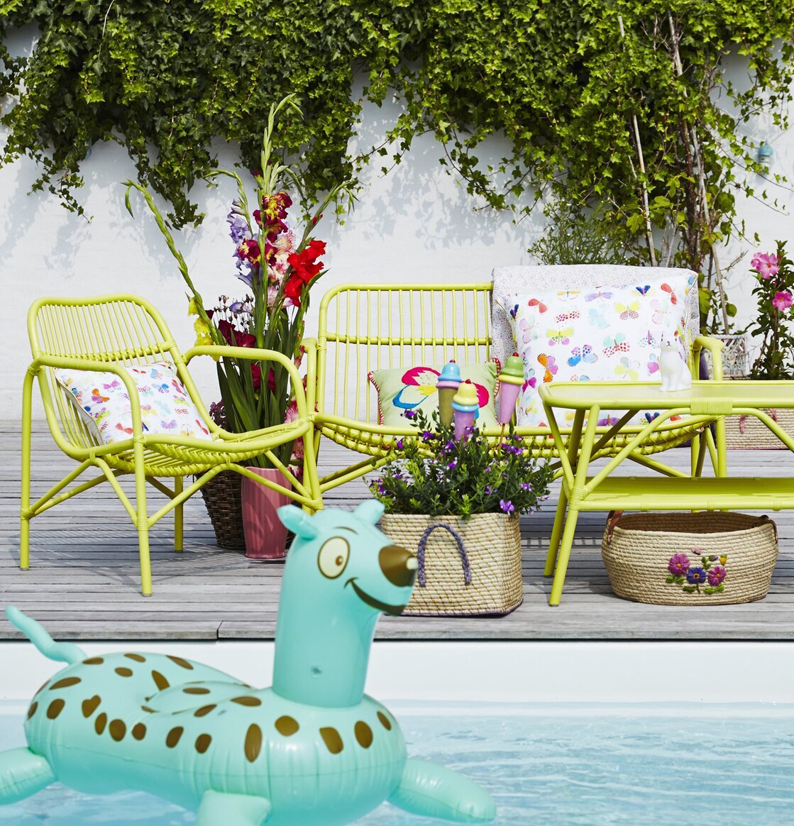 Rice Cane 2 Seater Sofa Soft Yellow med gröna växter