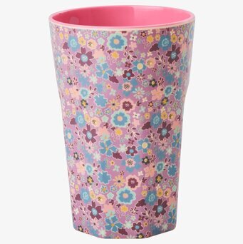 Bild av mugg med blommigt lavendelmotiv och cerise insida
