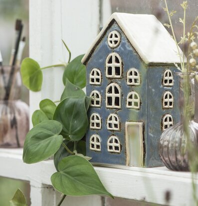 Bild av charmig ljuslykta i rustik och hemtrevlig miljö