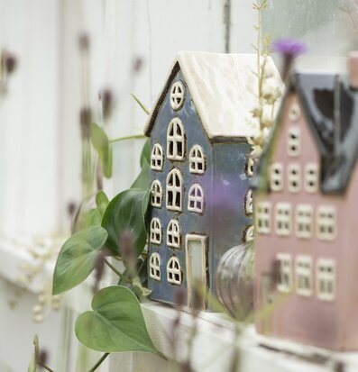 Foto av charmig ljuslykta i blått med gröna detaljer