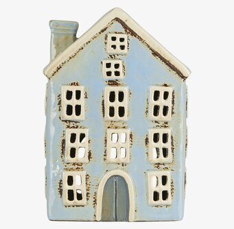 Bild av charmig ljuslykta formad som ett hus