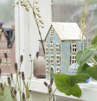 Bild av skandinavisk design och harmonisk grönska