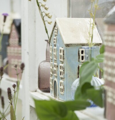 Bild av ljuslykta i harmonisk och naturnära miljö