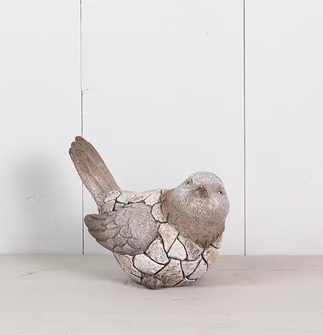 Foto av dekorativ trädgårdsfigur som föreställer fågel