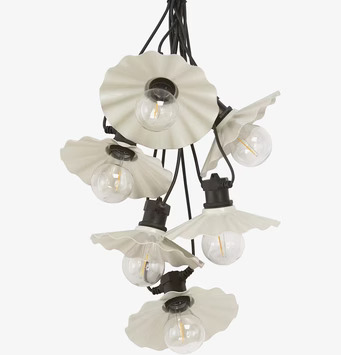 Bild av elegant utomhusljusslinga med glödlampor