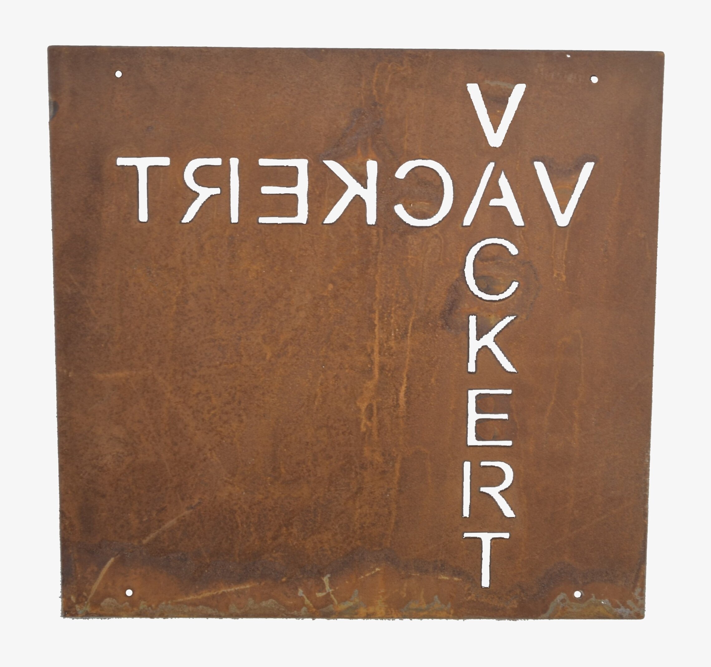 Bild av industriell skylt med rostigt armeringsnät