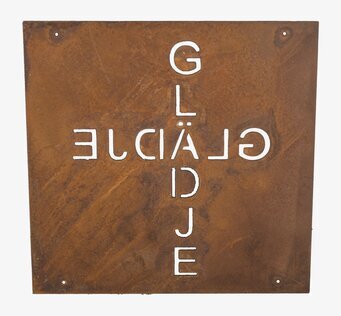 Bild av rostig skylt med ordet GLÄDJE i spegelvänd stil