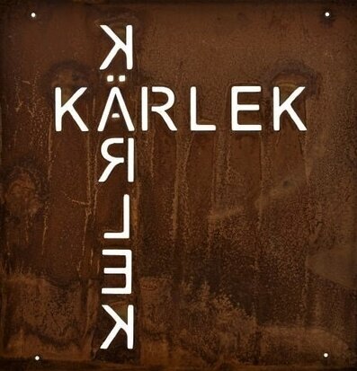 Foto av unik skylt med kärleksfull design och djup