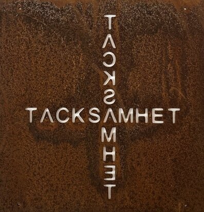 Bild av dekorativ skylt med ordet Tacksamhet i kors