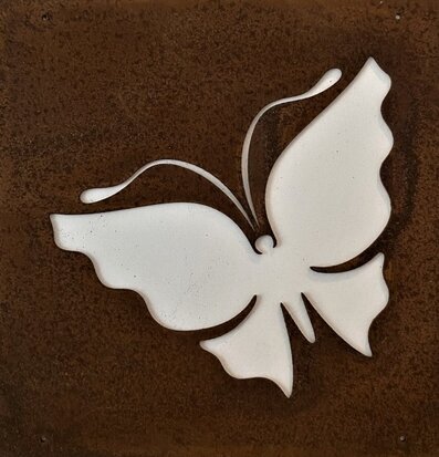 Bild av dekorativ skylt med fjäril och rostig bakgrund