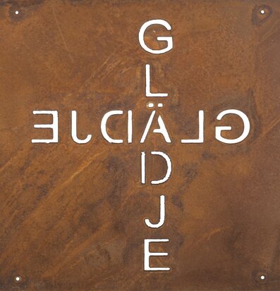 Foto av rustik skylt med ordet GLÄDJE i fokus