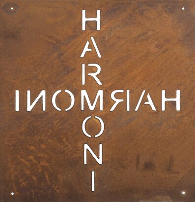 Bild av dekorativ skylt med rostig industriell estetik