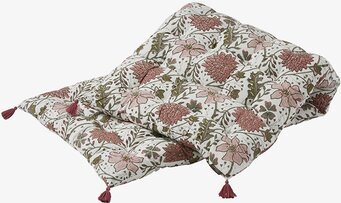 Bild av madrass med blommönster och dekorativa tofsar