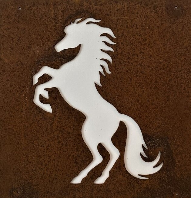 Bild av dekorativ väggskylt med häst i rostdesign