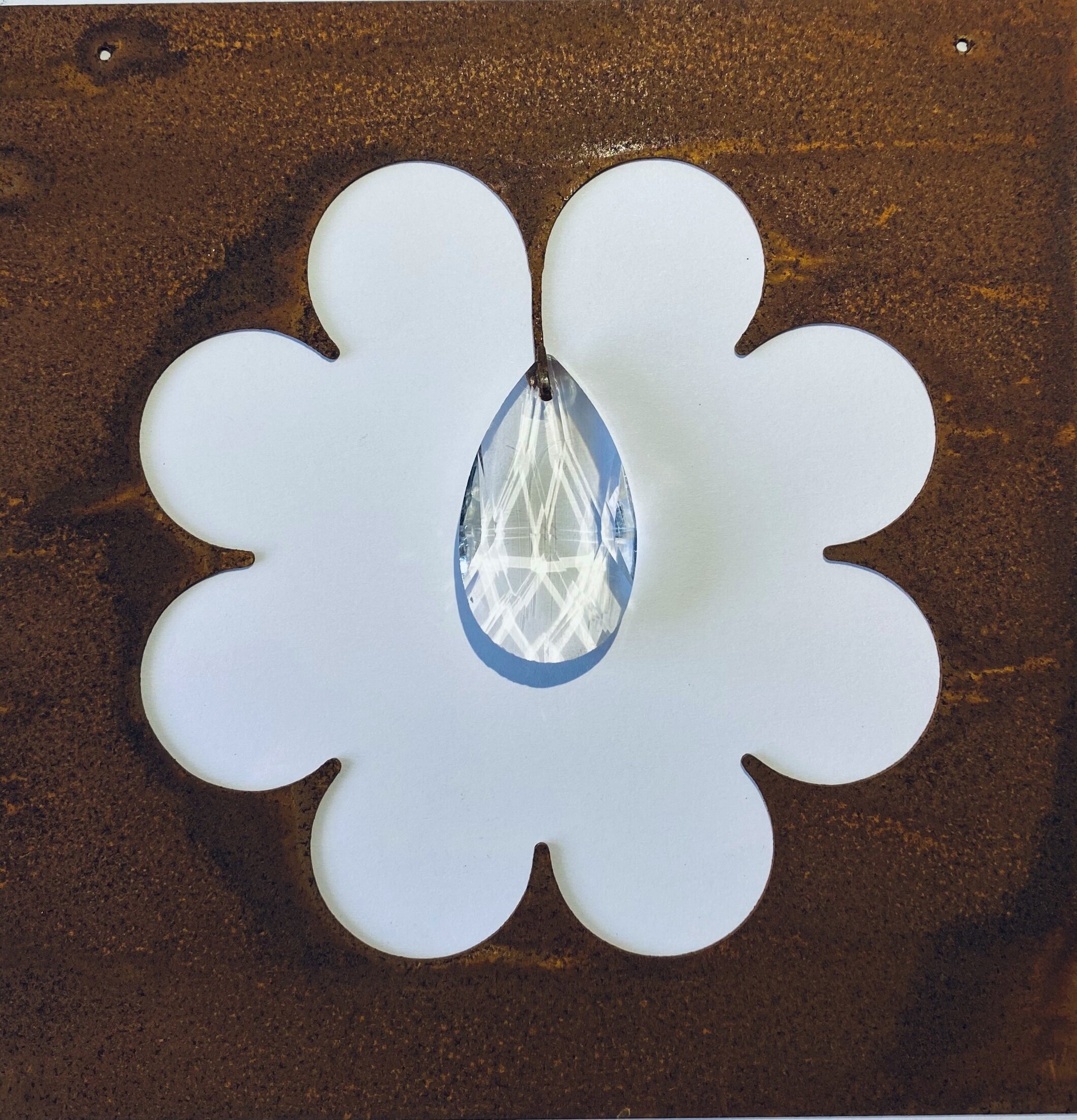 Foto av dekorativ skylt med blomma i rostig metall