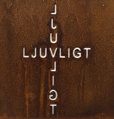 Bild av dekorativ skylt med rostig och jordnära design