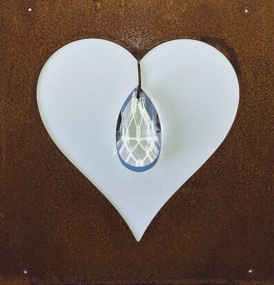 Bild av hjärtformad skylt i rostigt armeringsnät