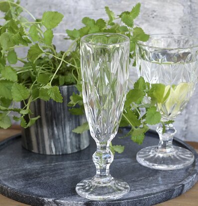 Bild av eleganta champagneglas med diamantmönster