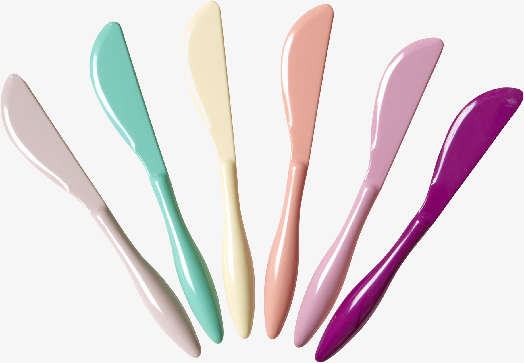 Bild av färgglada melamin smörknivar i sex nyanser