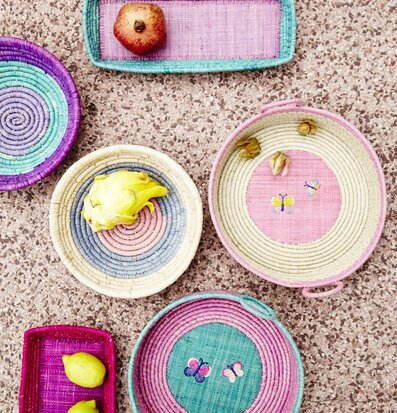 Bild av färgglada korgar med unika mönster och frukter