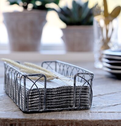 Bild av rustik servetthållare i harmonisk interiör