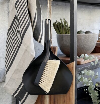 Bild av stilren sopskyffel i harmonisk inredning