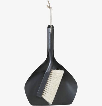 Bild av stilren och funktionell sopskyffel med borste