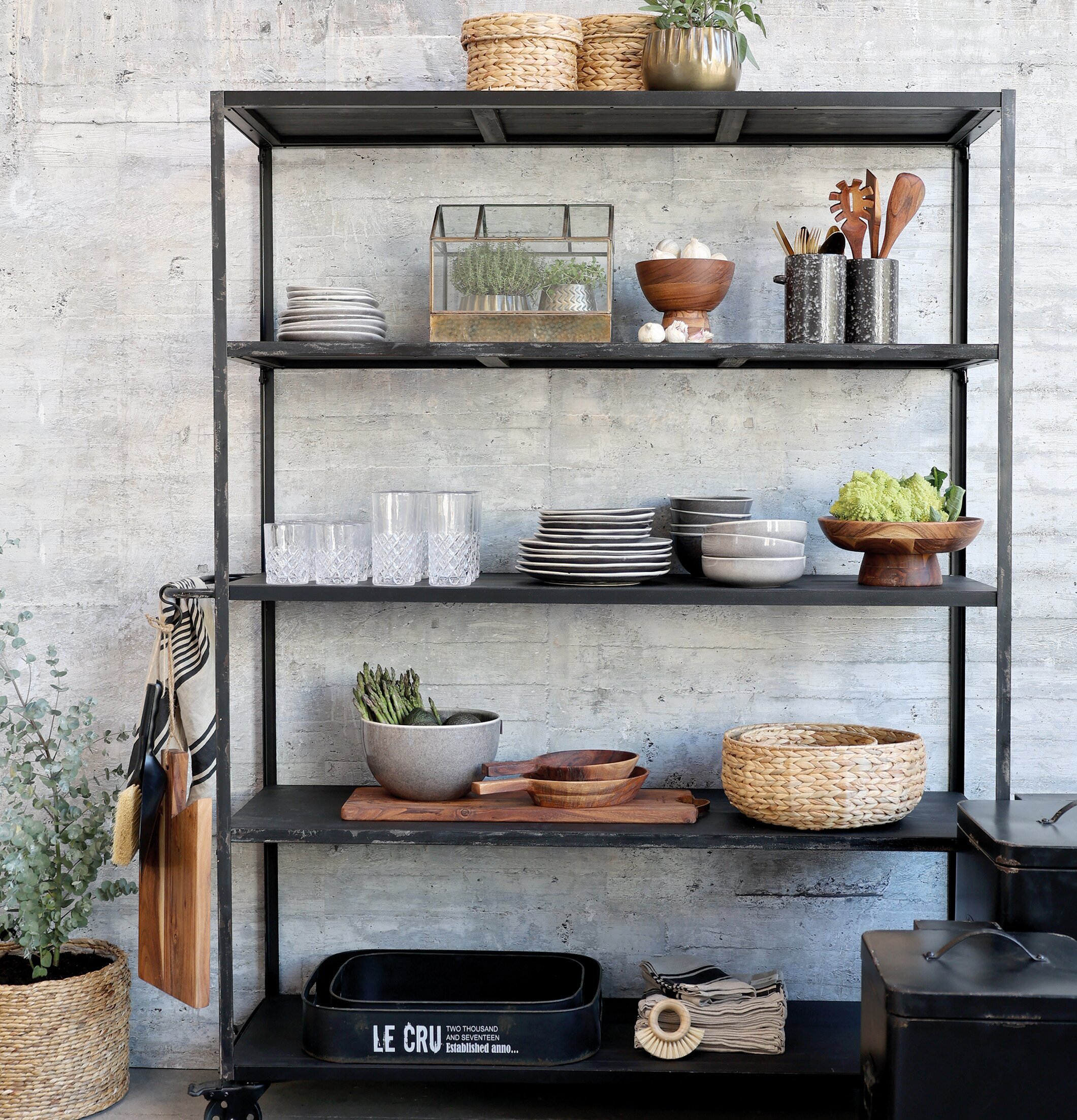 Sopskyffel Svart Inkl Borste från Chic Antique i kökshörna