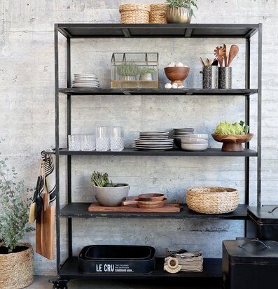 Bild av stilrent hyllsystem med köksartiklar