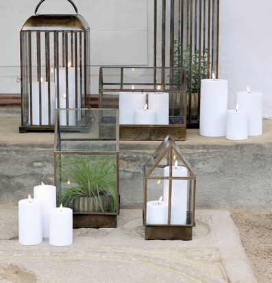 Bild av dekorativa lyktor och LED-ljus utomhus