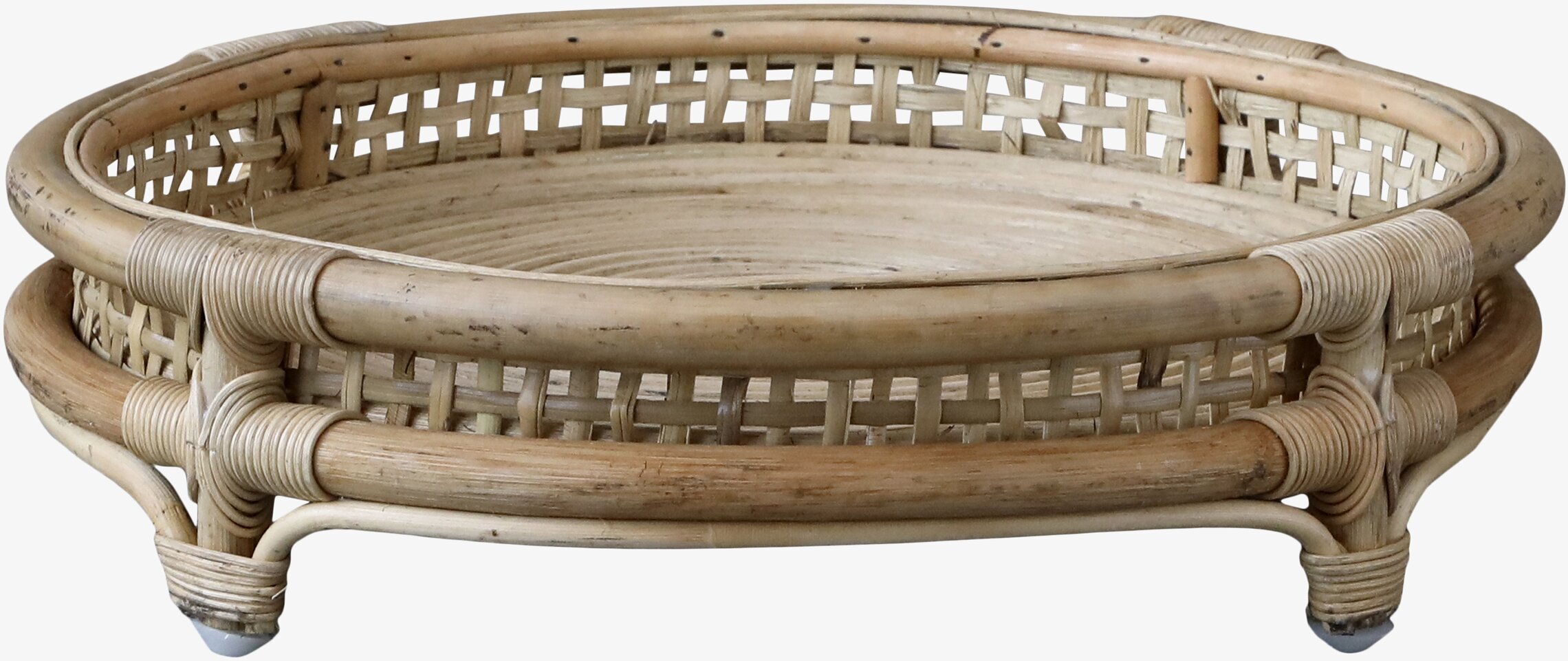 Foto av elegant rund rottingbricka med flätad design