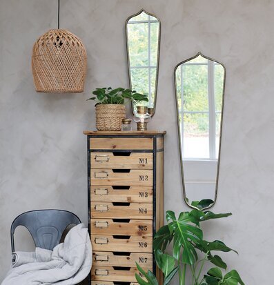 Bild av stilfull inredning med speglar och växter