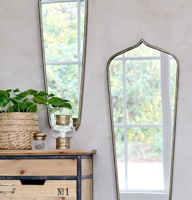 Bild av harmonisk interiör med antika speglar