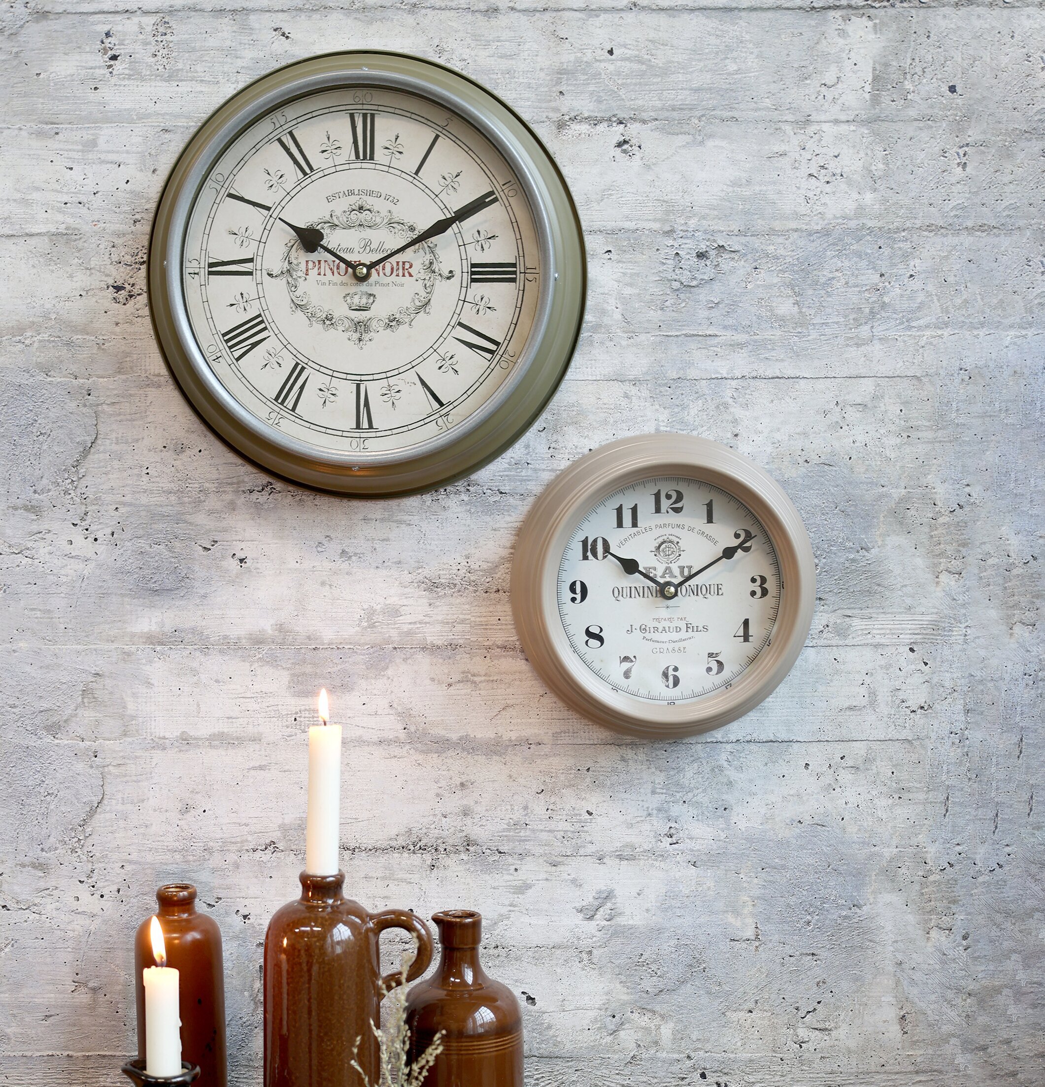 Väggklocka Grön från Chic Antique på vitkalkad vägg